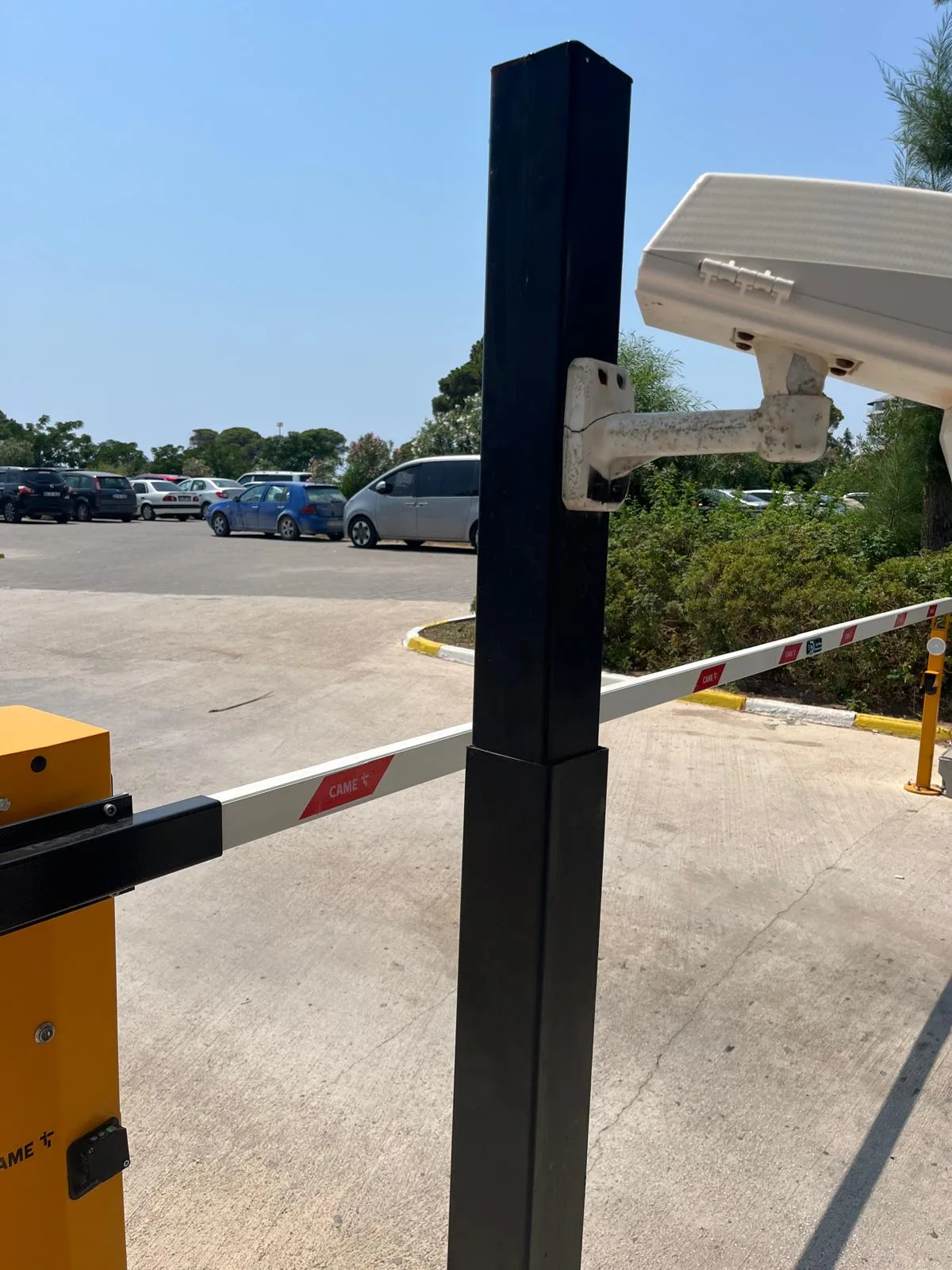 Belek — Plaka okuma kamerası ve bariyerli araç girişi