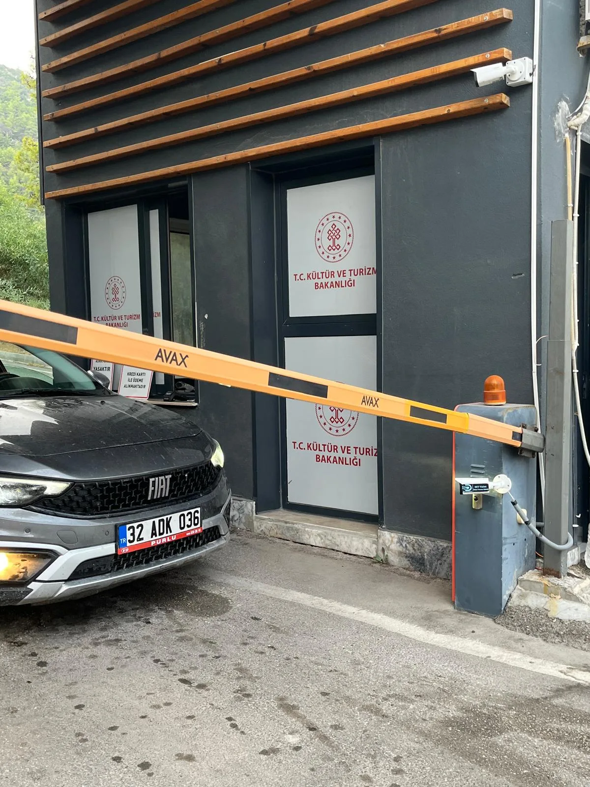 Çifteçeşmeler — Araç kontrol noktasında kamera, bariyer ve okuyucu donanımı