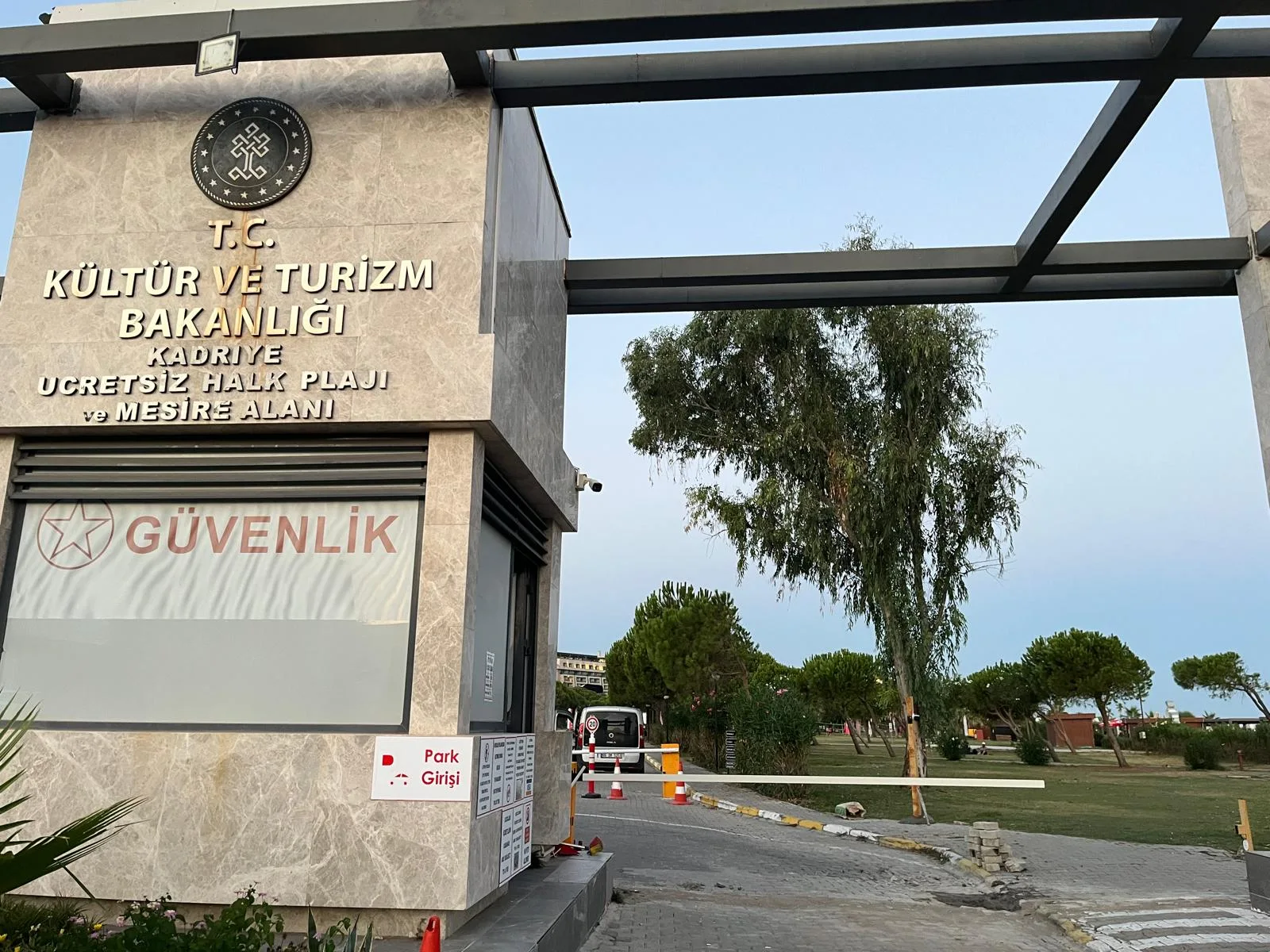 Kadriye — Güvenlik noktasının yanındaki bariyerli araç şeridi