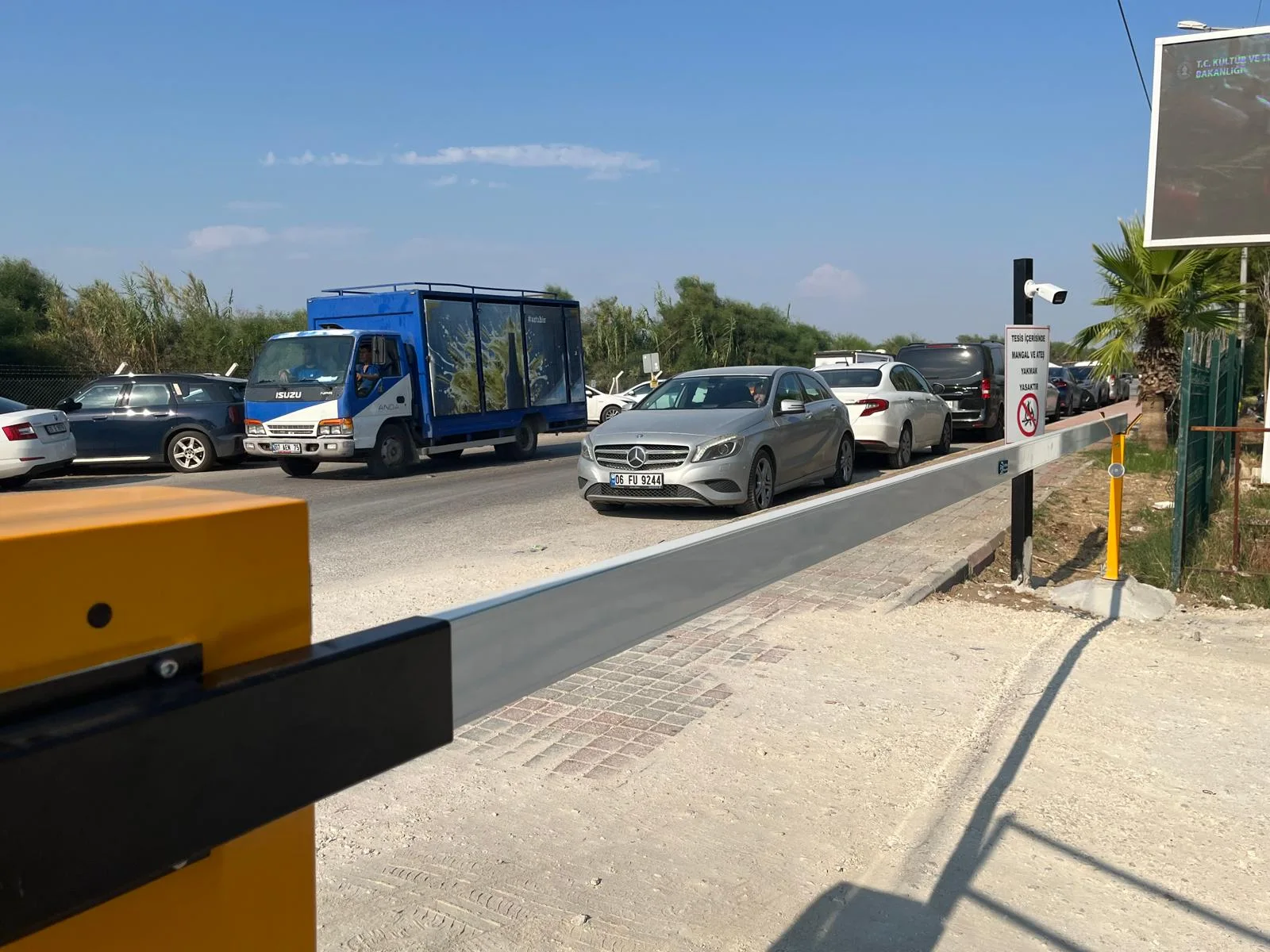 Lara — Araç girişinde plaka okuma ve bariyer donanımı